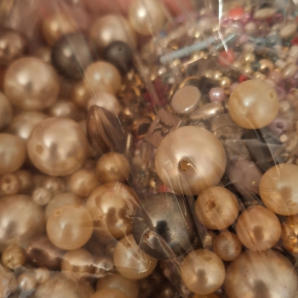 BEAD Lovers Wanted!  3.5  lbs of Vintage to Now MOSTLY BEADS - Make Jewelry! - Picture 3 of 5